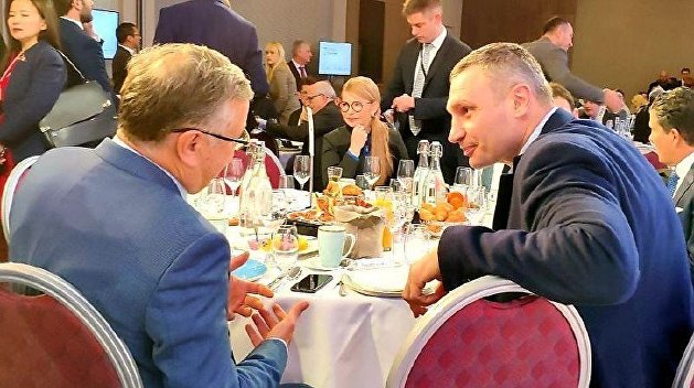 Кличко заместил Порошенко и расцеловал Тимошенко. В Давосе все остались при своих Кличко заместил Порошенко и расцеловал Тимошенко. В Давосе все остались при своих