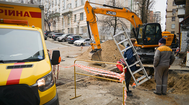 В Киеве изменили движение транспорта из-за дыры на дороге В Киеве изменили движение транспорта из-за дыры на дороге