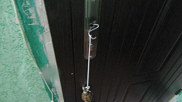 В Житомирской области на двери квартир подвешивают боевые гранаты