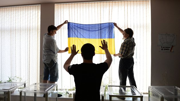 В Киеве пьяный глава избирательной комиссии задерживал открытие участка В Киеве пьяный глава избирательной комиссии задерживал открытие участка