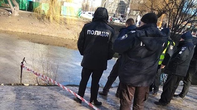 Опасная находка: В Киеве коммунальщики в озере обнаружили мину Опасная находка: В Киеве коммунальщики в озере обнаружили мину