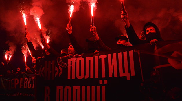 Русский сериал в автобусе. Неонацисты из C14 угрожают водителю, который высадил участниц АТО Русский сериал в автобусе. Неонацисты из C14 угрожают водителю, который высадил участниц АТО
