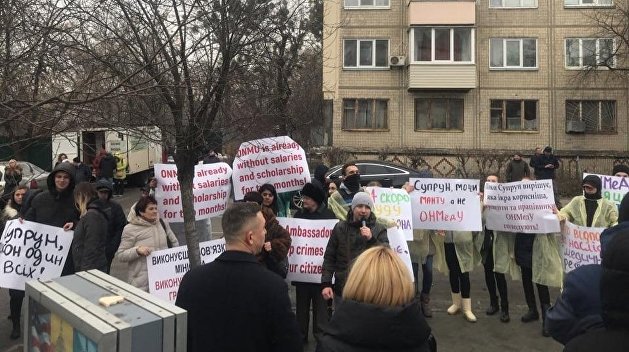 Заберите Супрун! Студенты Одесского медвуза пикетируют посольство США Заберите Супрун! Студенты Одесского медвуза пикетируют посольство США