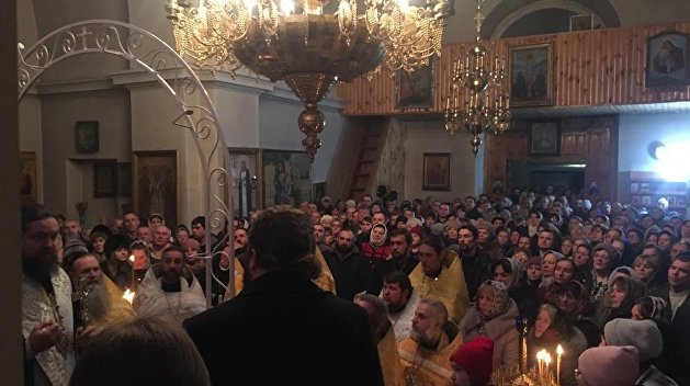 Верующие УПЦ отказываются сдавать храм сторонникам томоса в Житомирской области Верующие УПЦ отказываются сдавать храм сторонникам томоса в Житомирской области