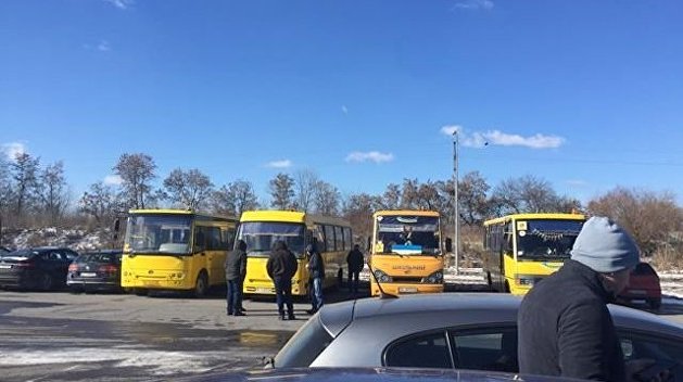 СМИ – Ради Порошенко на «Арену Львов» свозили бюджетников на школьных автобусах СМИ – Ради Порошенко на «Арену Львов» свозили бюджетников на школьных автобусах