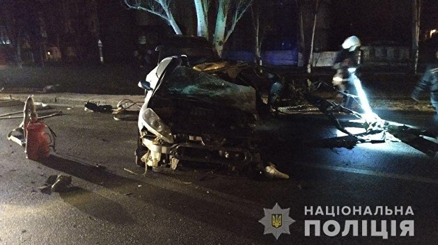В Николаеве машина с военными влетела в дерево В Николаеве машина с военными влетела в дерево