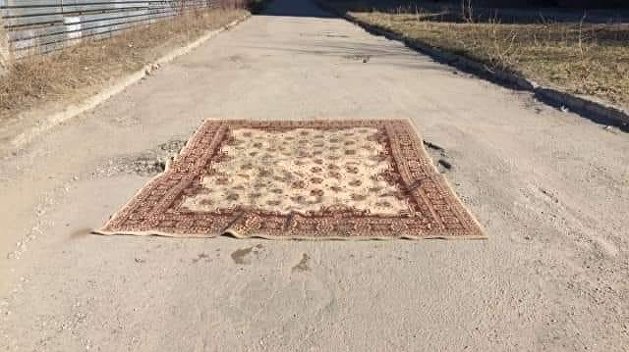 «Чтобы глубже провалился»: К приезду Порошенко в Запорожье дорожную яму накрыли ковром «Чтобы глубже провалился»: К приезду Порошенко в Запорожье дорожную яму накрыли ковром