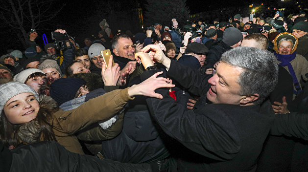 Администрация президента Украины: Порошенко сорвал шапку с головы девушки случайно Администрация президента Украины: Порошенко сорвал шапку с головы девушки случайно