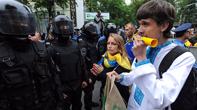 На Украине отчитались о тысячах доносов на использование русского языка На Украине отчитались о тысячах доносов на использование русского языка