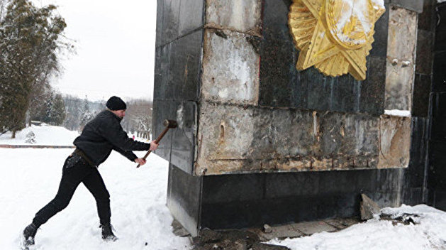 С третьей попытки: Во Львове все-таки снесли монумент Славы Советским воинам С третьей попытки: Во Львове все-таки снесли монумент Славы Советским воинам