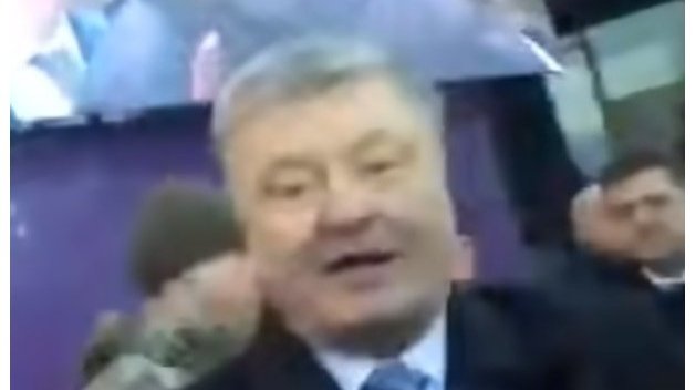 Порошенко ударил человека по голове большим округлым предметом за вопрос о Шарие Порошенко ударил человека по голове большим округлым предметом за вопрос о Шарие