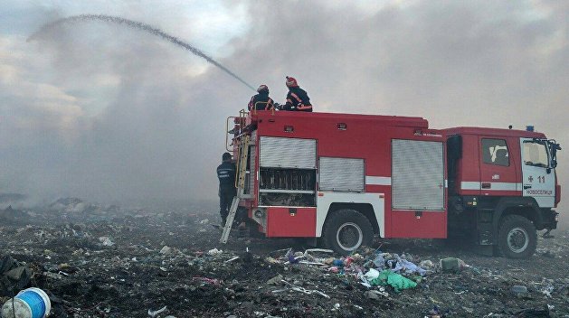 Спасатели ликвидировали пожар на свалке в Черновицкой области Спасатели ликвидировали пожар на свалке в Черновицкой области