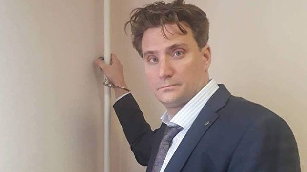 Известный украинский адвокат приковал себя наручниками к батарее из-за крымчанина