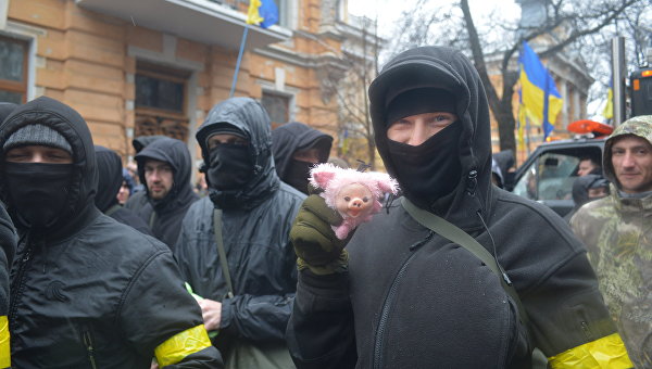 Столкновения «Нацкорпуса» и полиции: спектакль, где оговорен лимит насилия и агрессии Столкновения «Нацкорпуса» и полиции: спектакль, где оговорен лимит насилия и агрессии