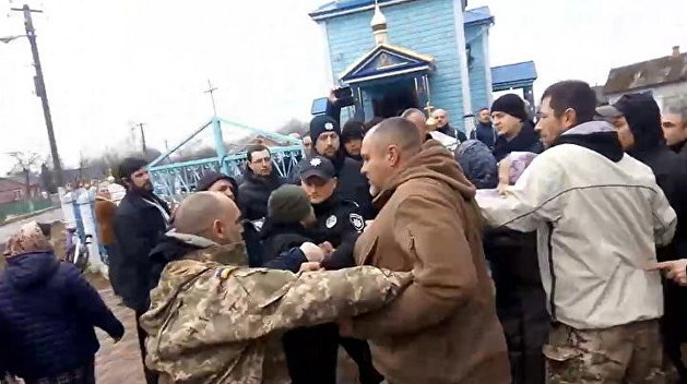 В Ровенской области радикалы и раскольники захватили храм канонической церкви В Ровенской области радикалы и раскольники захватили храм канонической церкви