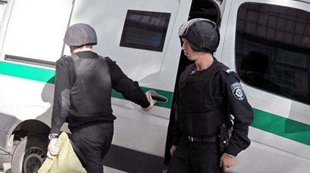 Жители Днепра атаковали инкассаторов у банка Жители Днепра атаковали инкассаторов у банка