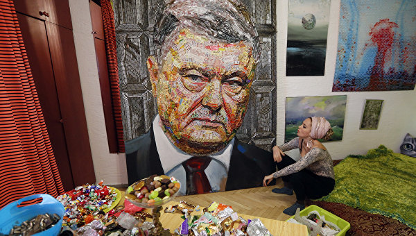 Порошенко из фантиков Roshen и гильз: Художники показали «Лицо коррупции» Порошенко из фантиков Roshen и гильз: Художники показали «Лицо коррупции»
