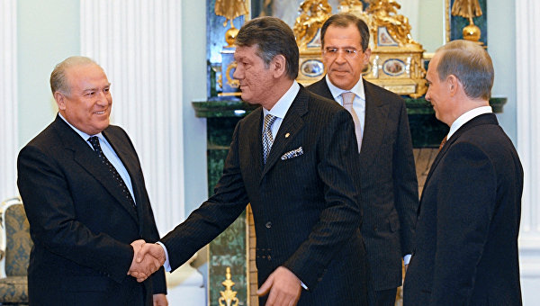 Ющенко – в Москву, Янукович – в Брюссель. Первые зарубежные визиты президентов Украины