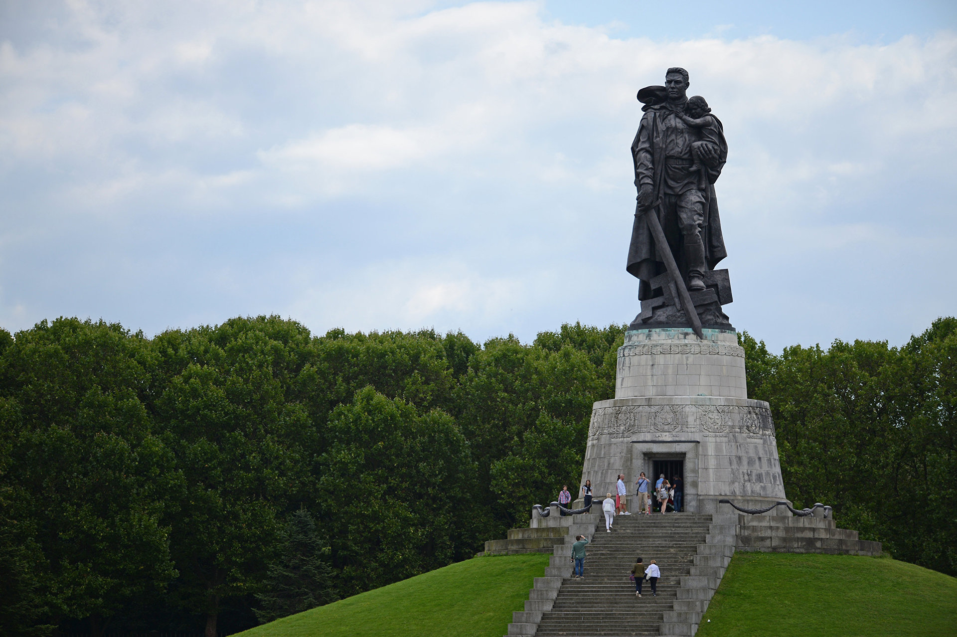фото памятник русскому солдату в берлине с девочкой на руках