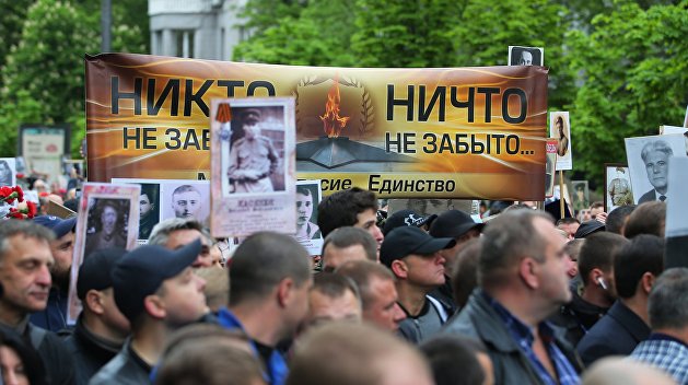 День Победы в Москве и Киеве. Правда против лжи, потомки победителей против националистов День Победы в Москве и Киеве. Правда против лжи, потомки победителей против националистов