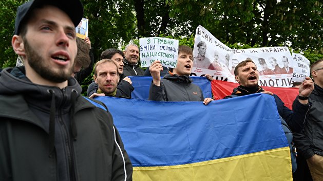 Послесловие ко Дню Победы. На Украине Зеленскому сделали предложение, от которого он не сможет отказаться Послесловие ко Дню Победы. На Украине Зеленскому сделали предложение, от которого он не сможет отказаться