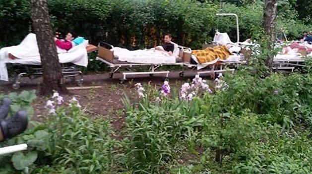 «Тяжелые» пациенты лежат на улице, пока киевская полиция ищет бомбу в больнице «Тяжелые» пациенты лежат на улице, пока киевская полиция ищет бомбу в больнице