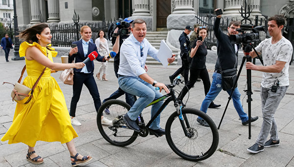 Средневековая рубка, велосипедик Ляшко и чувак в президентском кресле. Украинская неделя в фотографиях Средневековая рубка, велосипедик Ляшко и чувак в президентском кресле. Украинская неделя в фотографиях