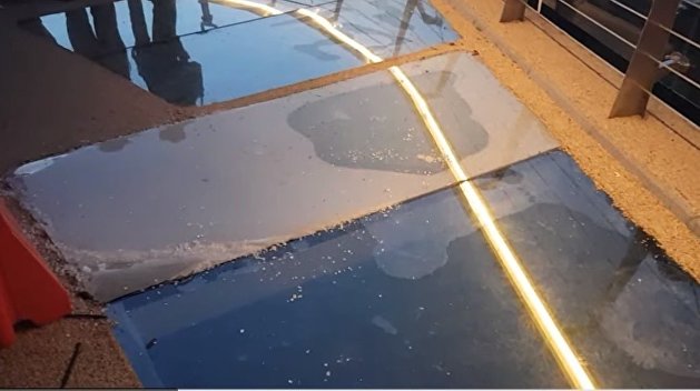 СМИ: Еще одно стекло треснуло на новом мосту в Киеве СМИ: Еще одно стекло треснуло на новом мосту в Киеве