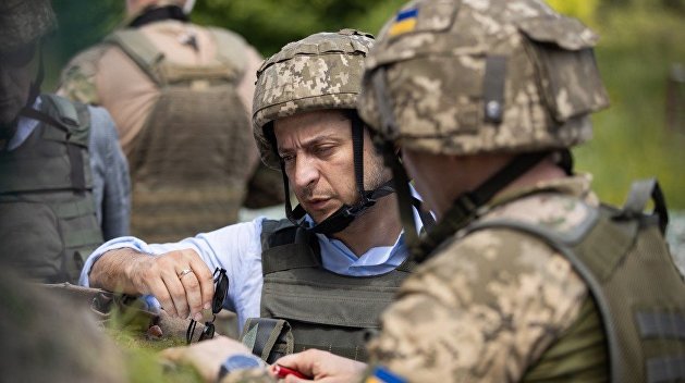 Зеленский присвоил погибшему в Донбассе солдату звание героя Украины Зеленский присвоил погибшему в Донбассе солдату звание героя Украины