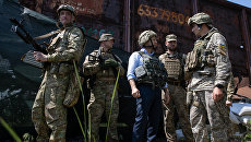 Полторак обещает выплатить премии военным, которых скоро отправят в Донбасс
