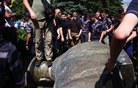 Потомки полицаев отомстили Жукову. На Украине и при Зеленском продолжают сносить памятники