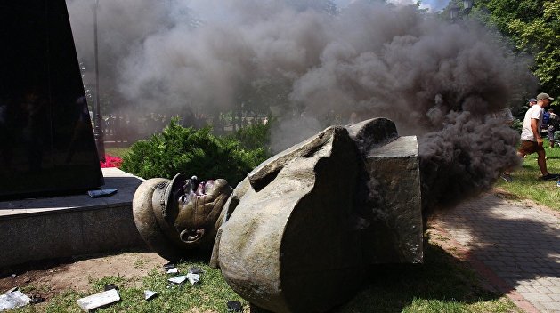 Уничтожение памятника Жукову: почему в Украине ничего не изменилось