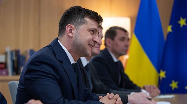 Зеленский сделал шоу из подписания первого закона Зеленский сделал шоу из подписания первого закона