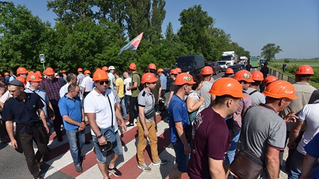 Шахтёры перекрыли трассу на границе с Польшей и грозят наведаться к Гройсману и Насалику