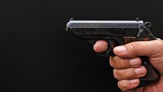 Полицейский на Украине угрожал женщинам пистолетом за отсутствие масок