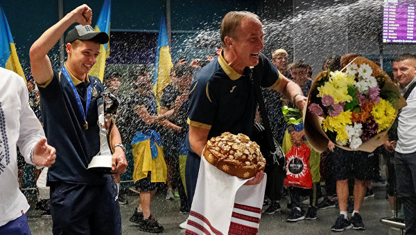 Бейте, струи, в потолок, я медали приволок! Украинская неделя в фотографиях Бейте, струи, в потолок, я медали приволок! Украинская неделя в фотографиях