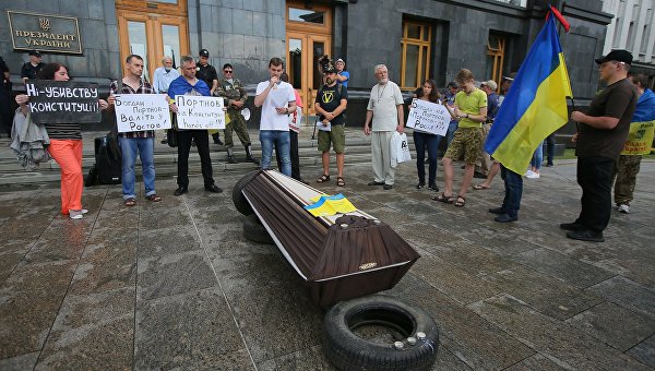 Сияющий череп, гроб с покрышкой и лютая нежность на марше. Украинская неделя в фотографиях Сияющий череп, гроб с покрышкой и лютая нежность на марше. Украинская неделя в фотографиях