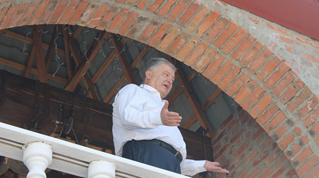 Порошенко залез на колокольню и обратился к украинцам Порошенко залез на колокольню и обратился к украинцам