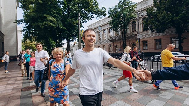 Сторонники Шария попытались сорвать флешмоб Вакарчука у здания Рады Сторонники Шария попытались сорвать флешмоб Вакарчука у здания Рады