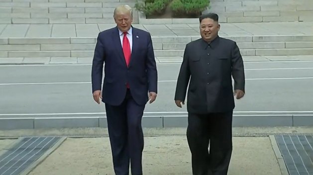 Трамп и Ким Чен Ын встретились на границе двух Корей Трамп и Ким Чен Ын встретились на границе двух Корей