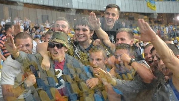 Со свастикой на груди. В Верховную Раду от легендарной Троещины идет неонацист Со свастикой на груди. В Верховную Раду от легендарной Троещины идет неонацист