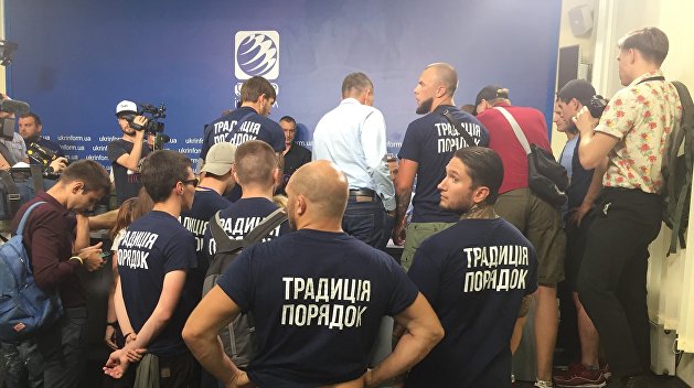 Тем же самым по другому месту. Почему украинские радикалы напали на «Укринформ» Тем же самым по другому месту. Почему украинские радикалы напали на «Укринформ»