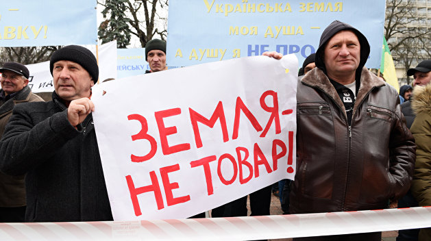 Полтавская битва: активисты заблокировали здание горсовета Полтавская битва: активисты заблокировали здание горсовета