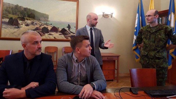 Как подружились украинские неонацисты и прибалтийские «политруки НАТО» Как подружились украинские неонацисты и прибалтийские «политруки НАТО»