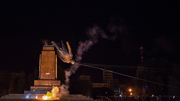 В Харькове продолжаются беспорядки возле памятника Ленина В Харькове продолжаются беспорядки возле памятника Ленина