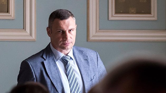 Ума палата: Кличко надумал посыпать киевские дороги снегом Ума палата: Кличко надумал посыпать киевские дороги снегом