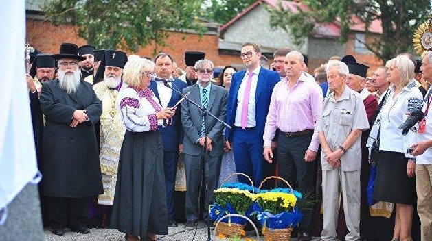 Палачи и жертвы. Во Львовской области освятили памятник ОУН-УПА*, установленный на еврейском кладбище Палачи и жертвы. Во Львовской области освятили памятник ОУН-УПА*, установленный на еврейском кладбище