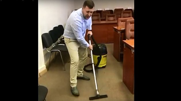 «Там и полы начнут мыть». В Запорожье депутат сам регулярно пылесосит полы горсовета «Там и полы начнут мыть». В Запорожье депутат сам регулярно пылесосит полы горсовета