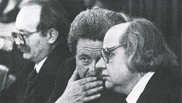 Юбилей Руха. От массового движения в поддержку КПСС, до карликовой националистической группы Юбилей Руха. От массового движения в поддержку КПСС, до карликовой националистической группы