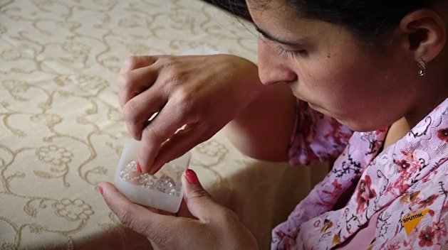 Плачущая «бриллиантами» восточная красавица шокировала врачей - видео Плачущая «бриллиантами» восточная красавица шокировала врачей - видео